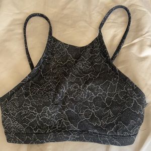 Black lululemon sports bra size 4